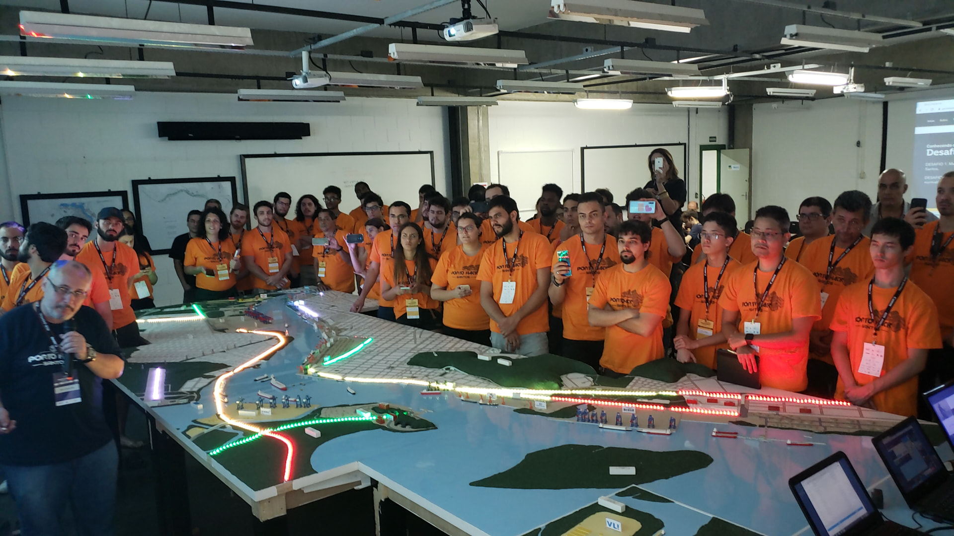 Participantes do Porto Hack reunidos em volta da maquete do porto de Santos
