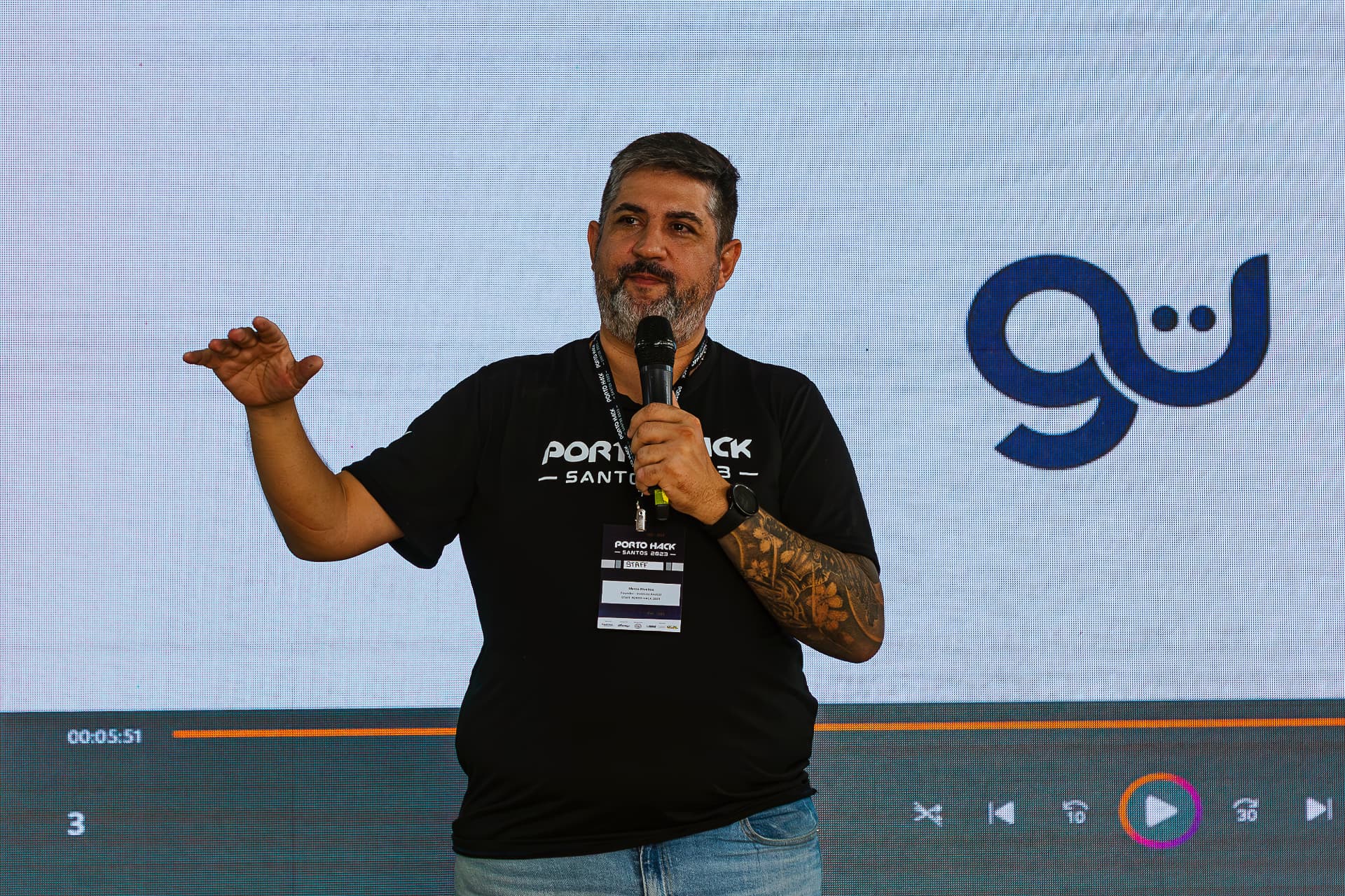 Marco Riveiros, fundador do Instituto AmiGU, falando no Porto Hack Santos 2023