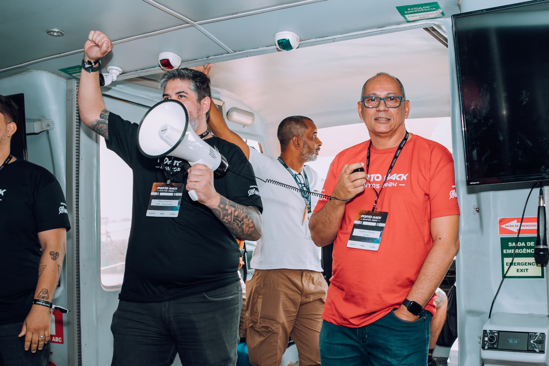 Equipe organizadora mobilizando participantes durante o Porto Hack Santos
