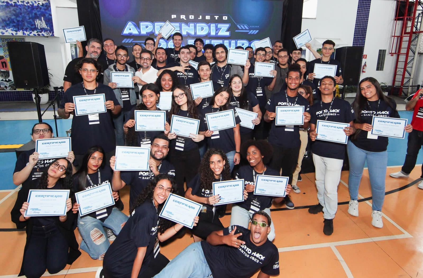Turma do Porto Hack Santos celebrando com os certificados de conclusão