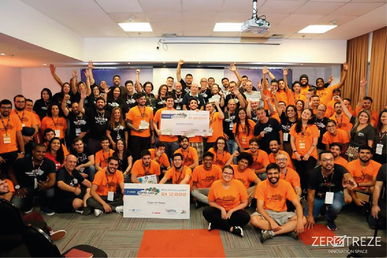 Participantes do Porto Hack reunidos na foto final da edição, com os cheques de premiação