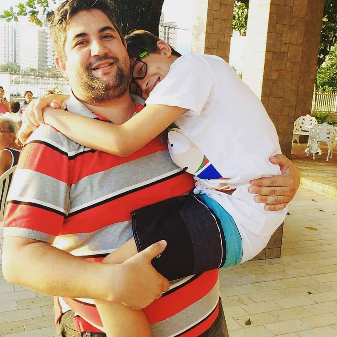 Marco Riveiros abraçando o sobrinho Gustavo