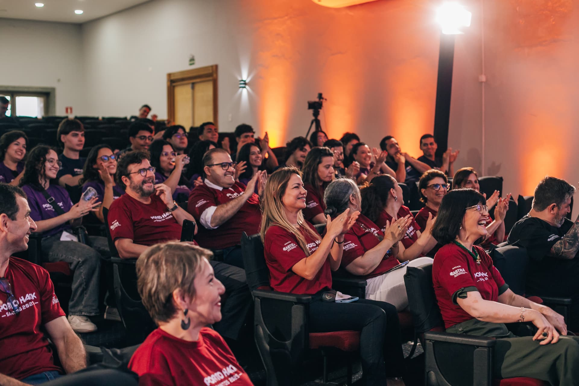 Plateia de mentores e participantes do Porto Hack aplaudindo durante a apresentação