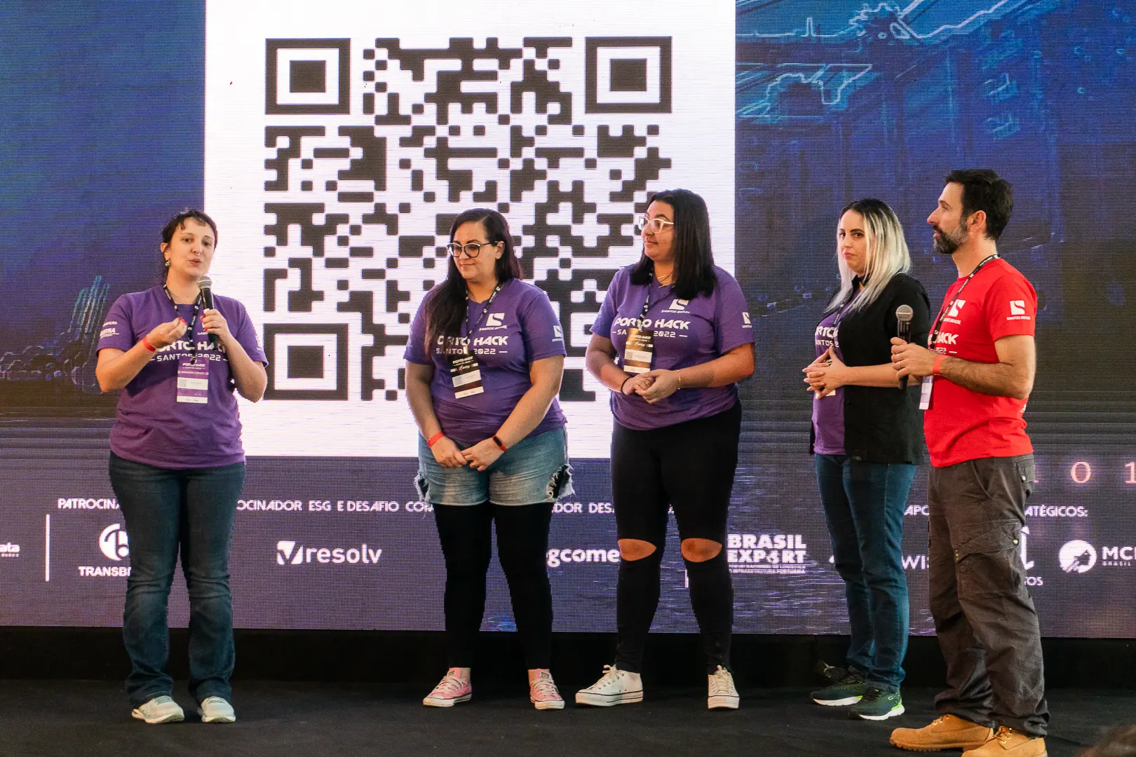 Equipe do Porto Hack Santos 2022 apresentando protótipo para a banca no palco
