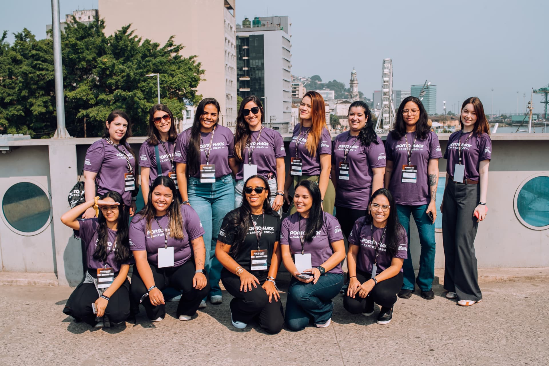 Mulheres participantes do Porto Hack Santos 2024 reunidas no cais